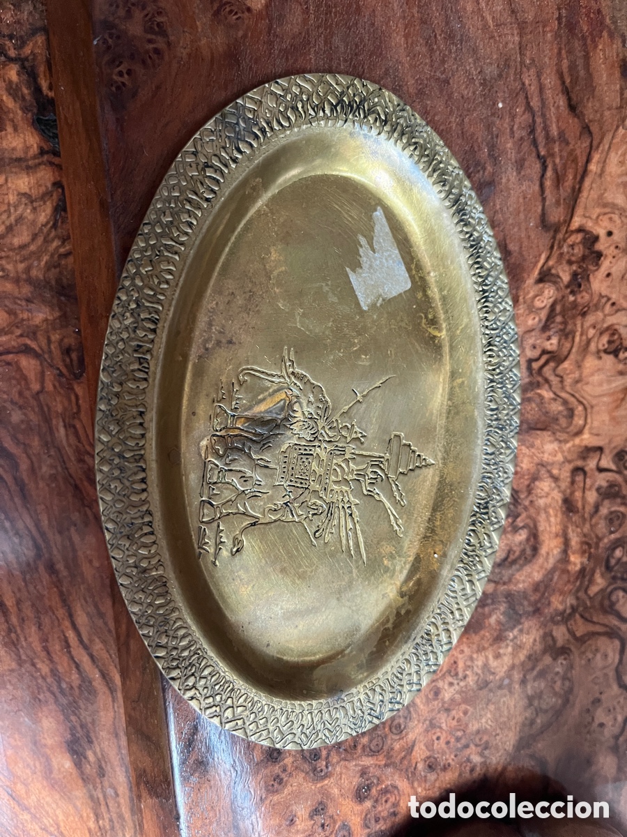 Vintage: Peque&ntilde;a bandeja o plato en metal dorado. Oriental. Elefante.
