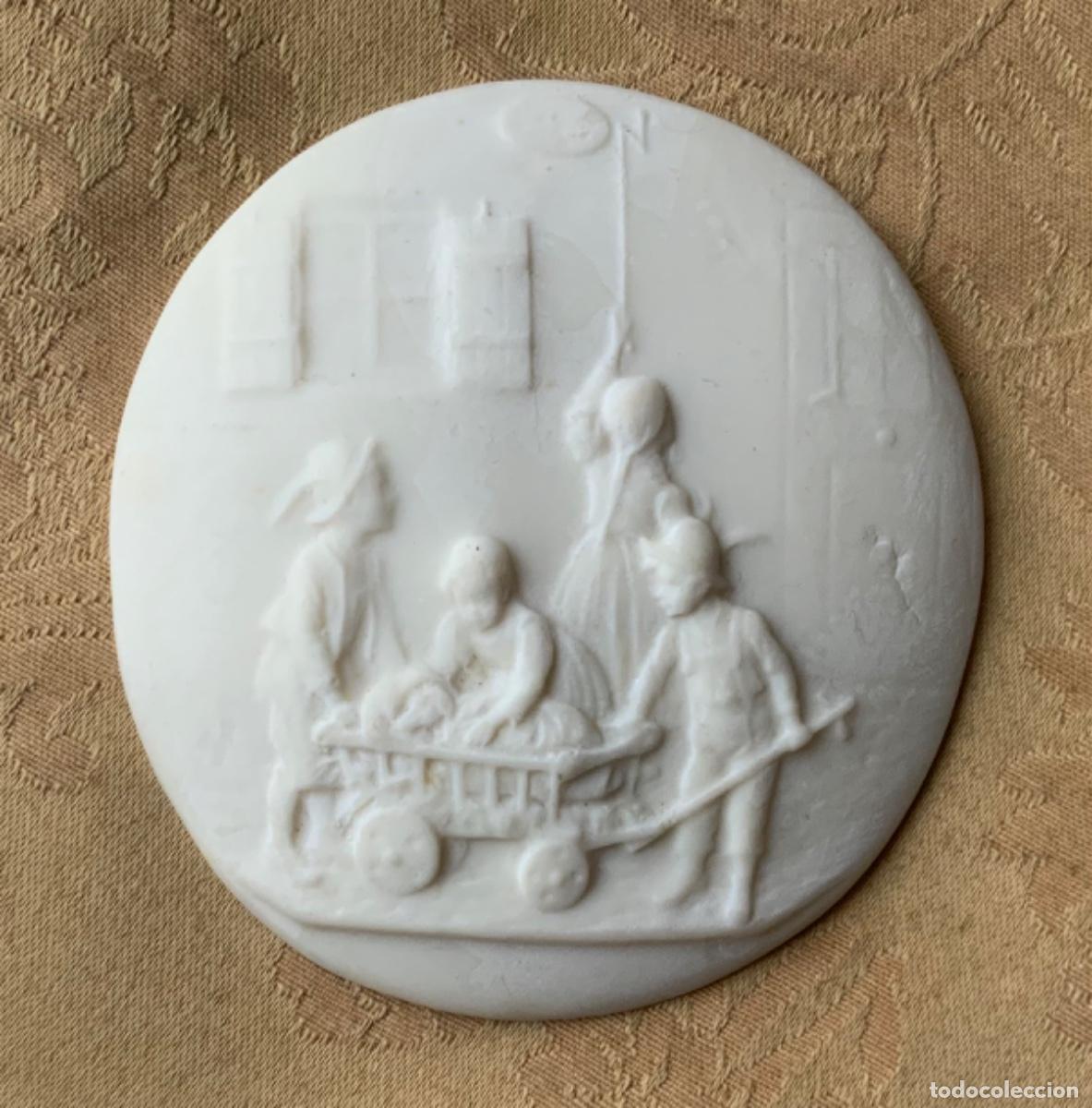 Vintage: MEDALLON ROSET&Oacute;N DE ESCAYOLA CON RELIEVE - Foto 2
