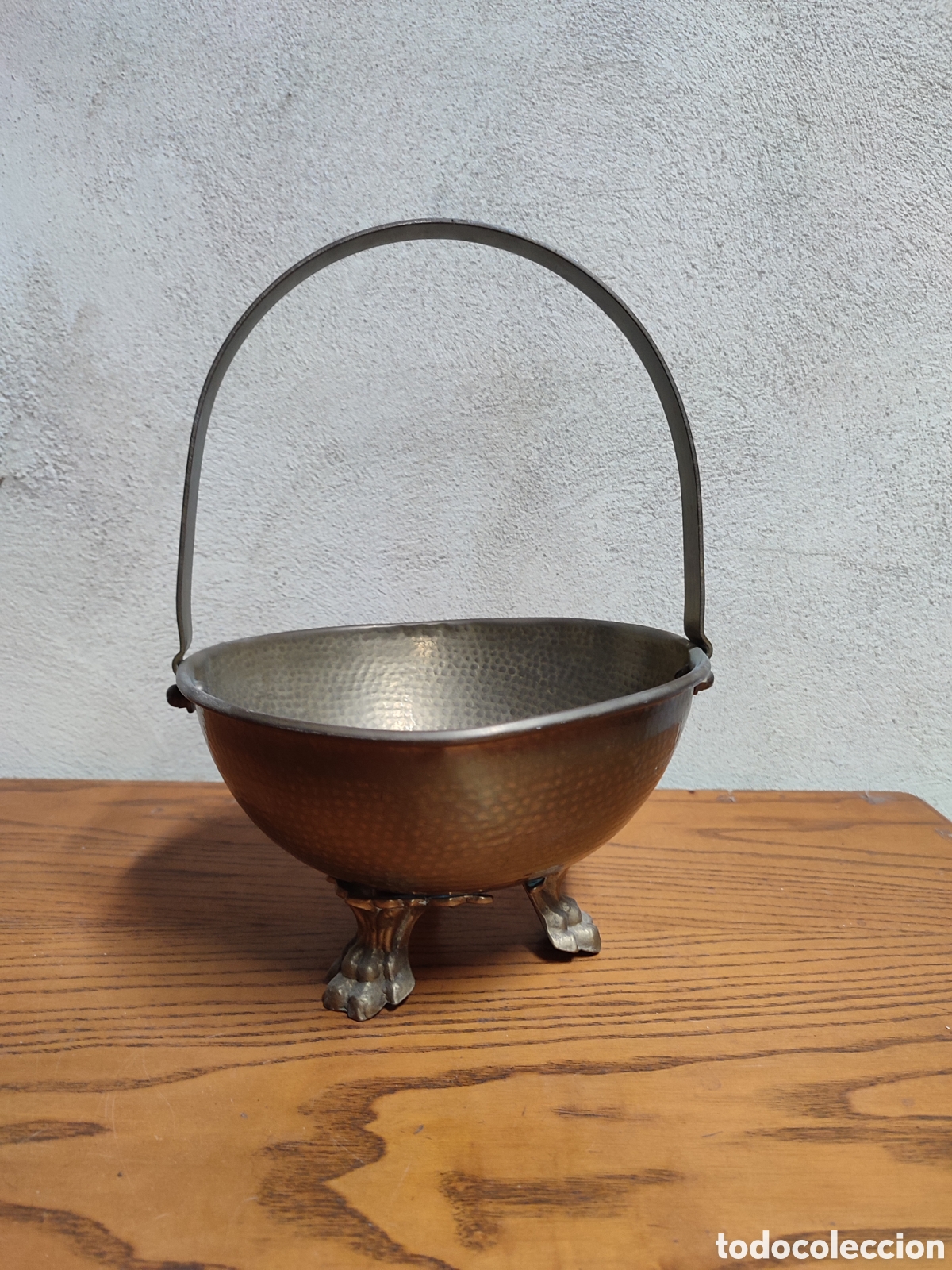 Vintage: Bonito frutero centro de mesa de lat&oacute;n de los a&ntilde;os 70 -80. Buena patina. Garras de le&oacute;n.