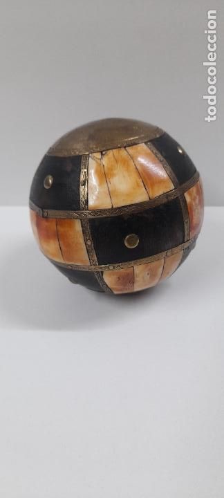 Vintage: BOLA DECORATIVA . DECORACION . REALIZADA EN MADERA Y HUESO CON DETALLES EN LATON . ALTO 10 CM