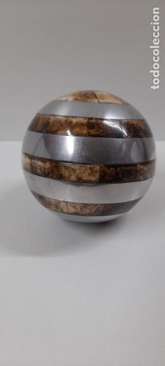 Vintage: BOLA DECORATIVA . DECORACION . REALIZADA EN HUESO Y METAL . ALTO 10 CM