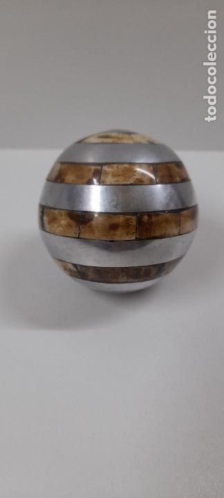 Vintage: BOLA DECORATIVA . DECORACION . REALIZADA EN HUESO Y METAL . ALTO 8 CM