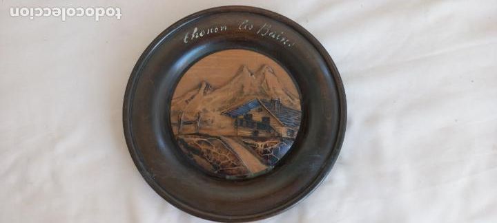 Vintage: PLATO DE MADERA TALLADA EN RELIEVE. CON PAISAJE DE THONON LES BAIS. FRANCIA. CON ROTURA