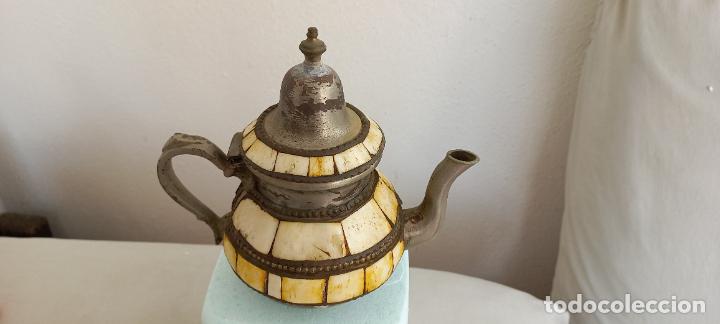 Vintage: TETERA MARROQUI O ARABE DE METAL CON INCRUSTACIONES EN HUESO.