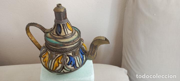 Vintage: TETERA MARROQUI O ARABE DE CERAMICA O BARRO, CON FILIGRANAS DE METAL.