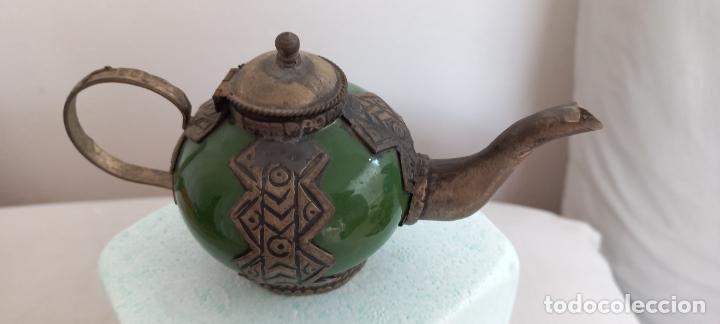 Vintage: TETERA MARROQUI O ARABE DE CERAMICA O BARRO VERDE, CON FILIGRANAS DE METAL.
