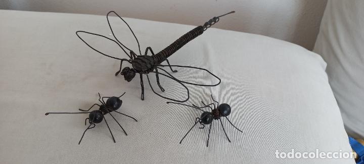 Vintage: PAREJA DE HORMIGAS Y LIBELULA, FIGURAS HECHAS DE ALAMBRE.