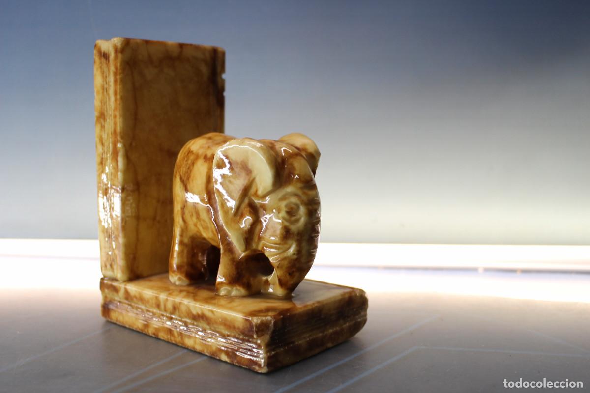 Vintage: Sujeta libros de alabastro. Elefante sobre libros. Alabastros Herna, Spain.