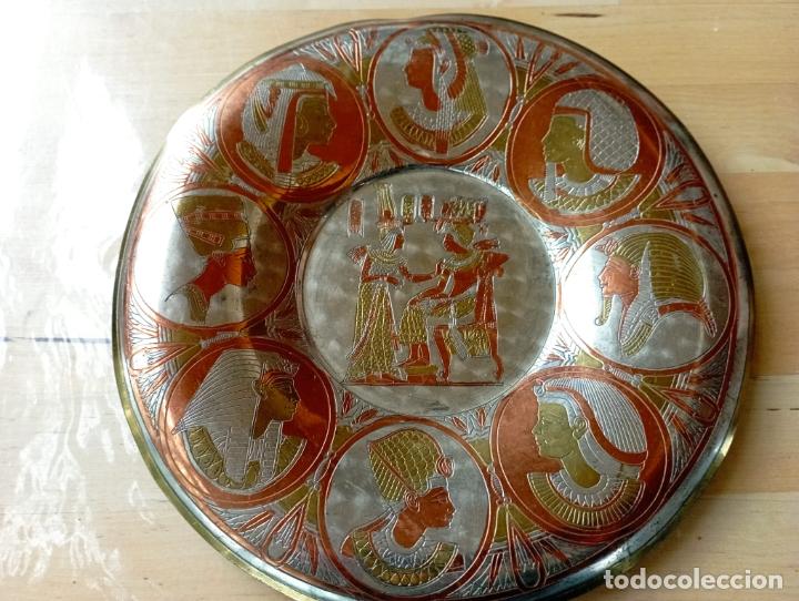 Vintage: PLATO DE BRONCE DECORATIVO MOTIVOS EGIPCIOS EN BRONCE O LAT&Oacute;N.
