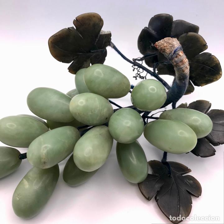 Vintage: Espl&eacute;ndido racimo de uvas realizado en jade verde. - Foto 2