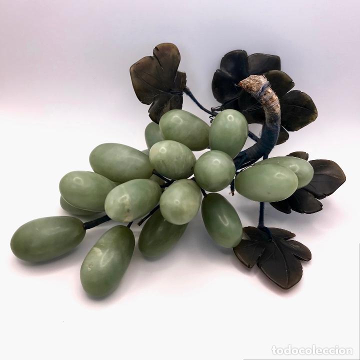 Vintage: Espl&eacute;ndido racimo de uvas realizado en jade verde.