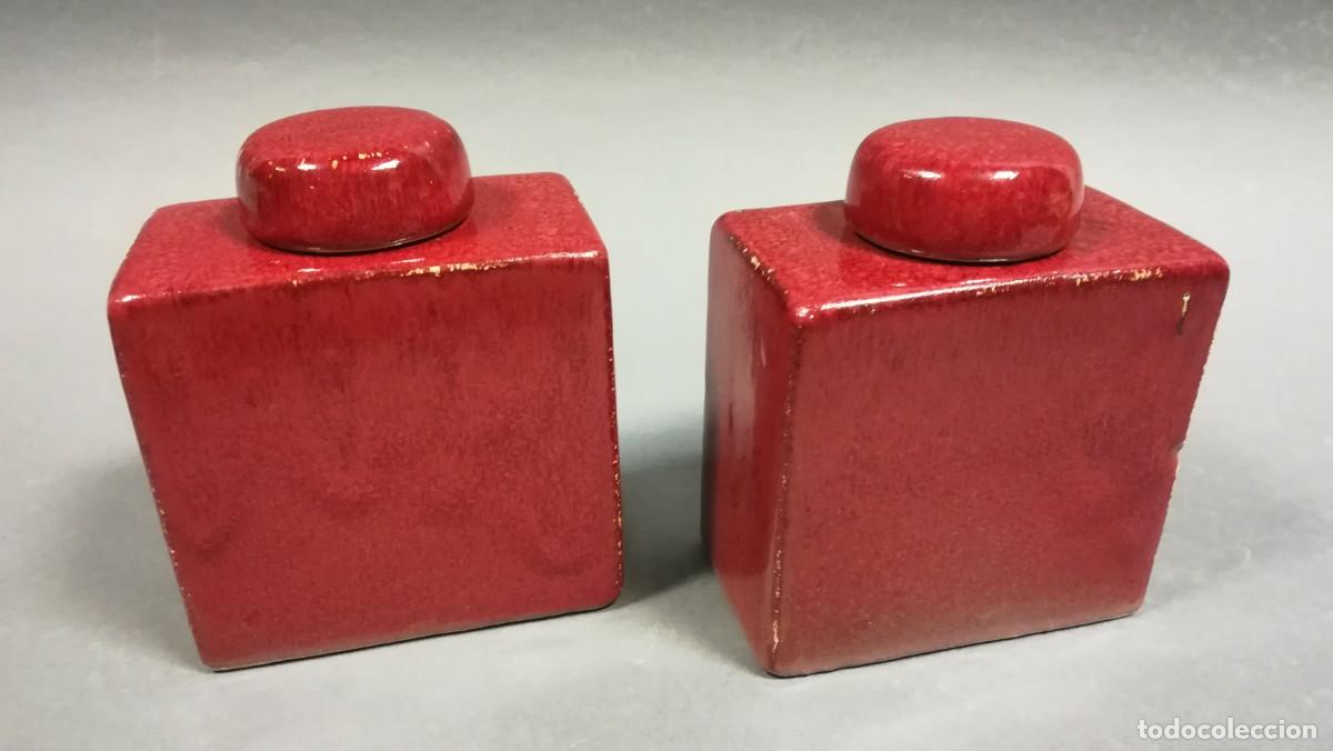 Vintage: PAREJA B&Uacute;CAROS DE LOZA ESMALTADA DE ROJO