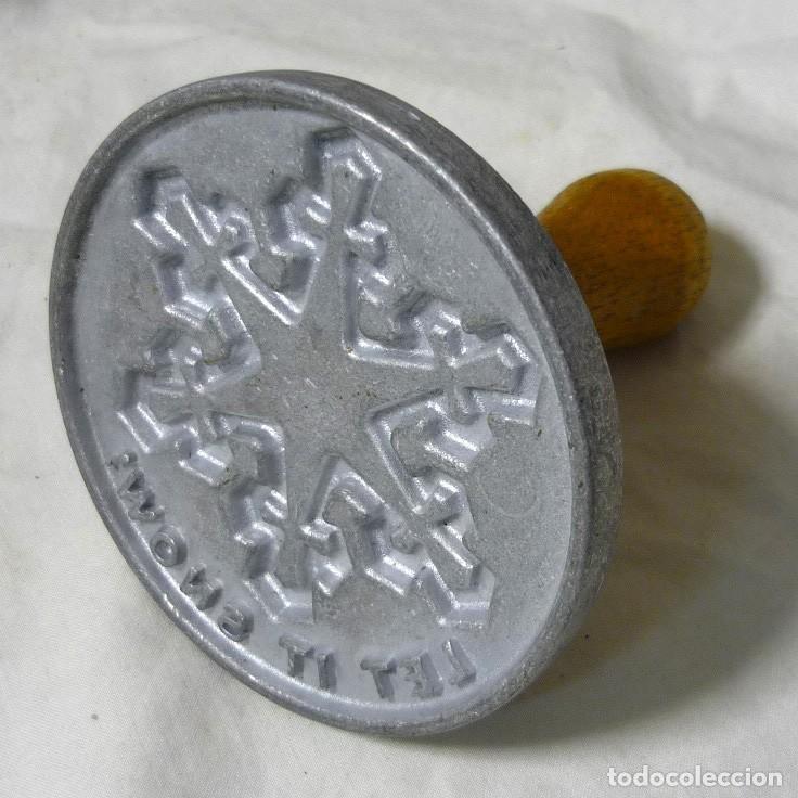 Vintage: Estampadora de galletas manual It is snow, deja que nieve, calamina y madera