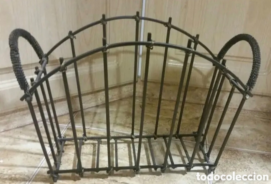 Vintage: Revistero de forja color oro viejo metal hierro