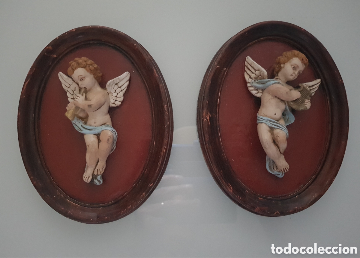 Vintage: Pareja de cuadros de escayola con &aacute;ngeles o querubines tocando instrumentos.
