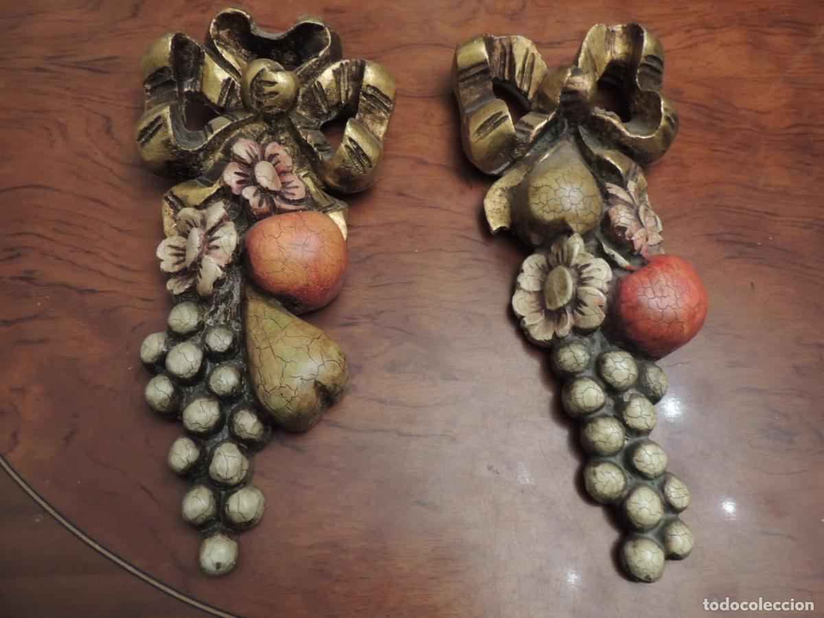 Vintage: PAREJA TALLAS MURALES,RACIMO FORTUNA. MADERA POLICROMADA. 34 CMS.APROX.