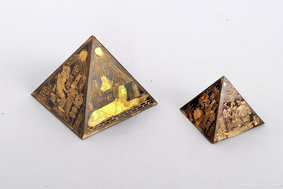 Vintage: Pir&aacute;mides met&aacute;licas con grabados egipcios dorados por las 4 caras.