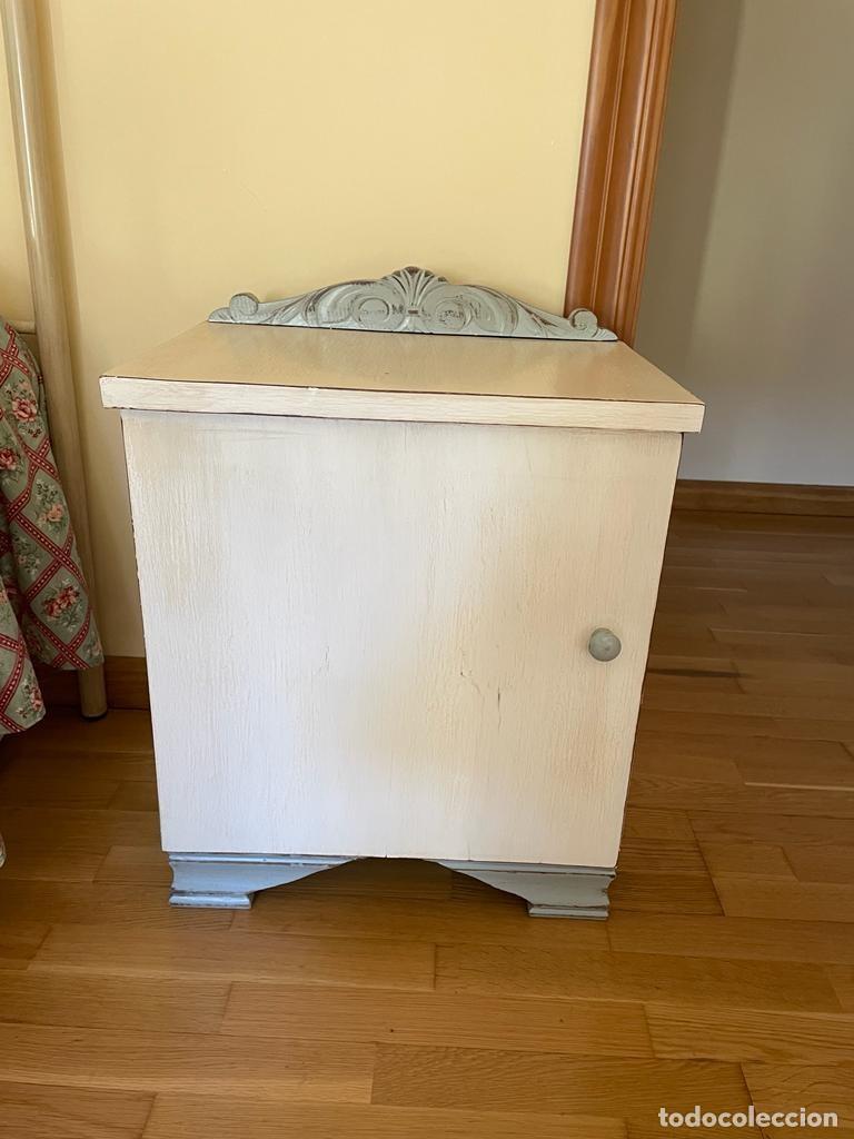 Vintage: MESITA DE NOCHE MADERA CHAPADA - Foto 1