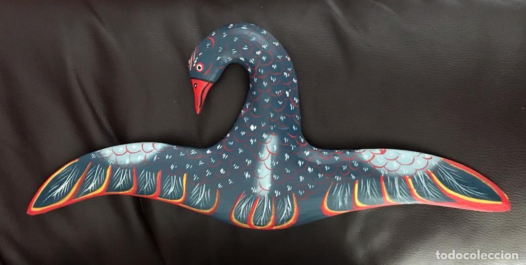 Vintage: PRECIOSA PERCHA DECORATIVA CISNE AZUL. ARTESAN&Iacute;A EN MADERA. A ESTRENAR