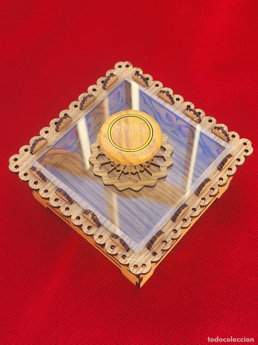 Vintage: Caja de madera de filigrana con tapa de cristal, 11,5x11,5x6cm