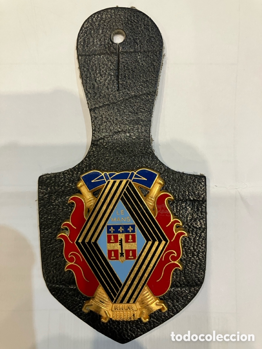Vintage: Insignia Renault de bomberos de la f&aacute;brica