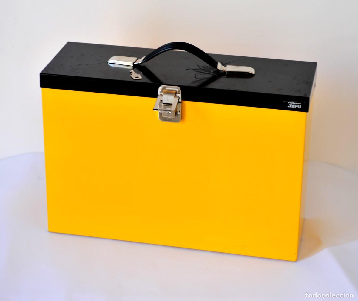 Vintage: Archivador malet&iacute;n de metal con asa y cierre con llave. Marca Japu Fichero. Amarillo y negro.