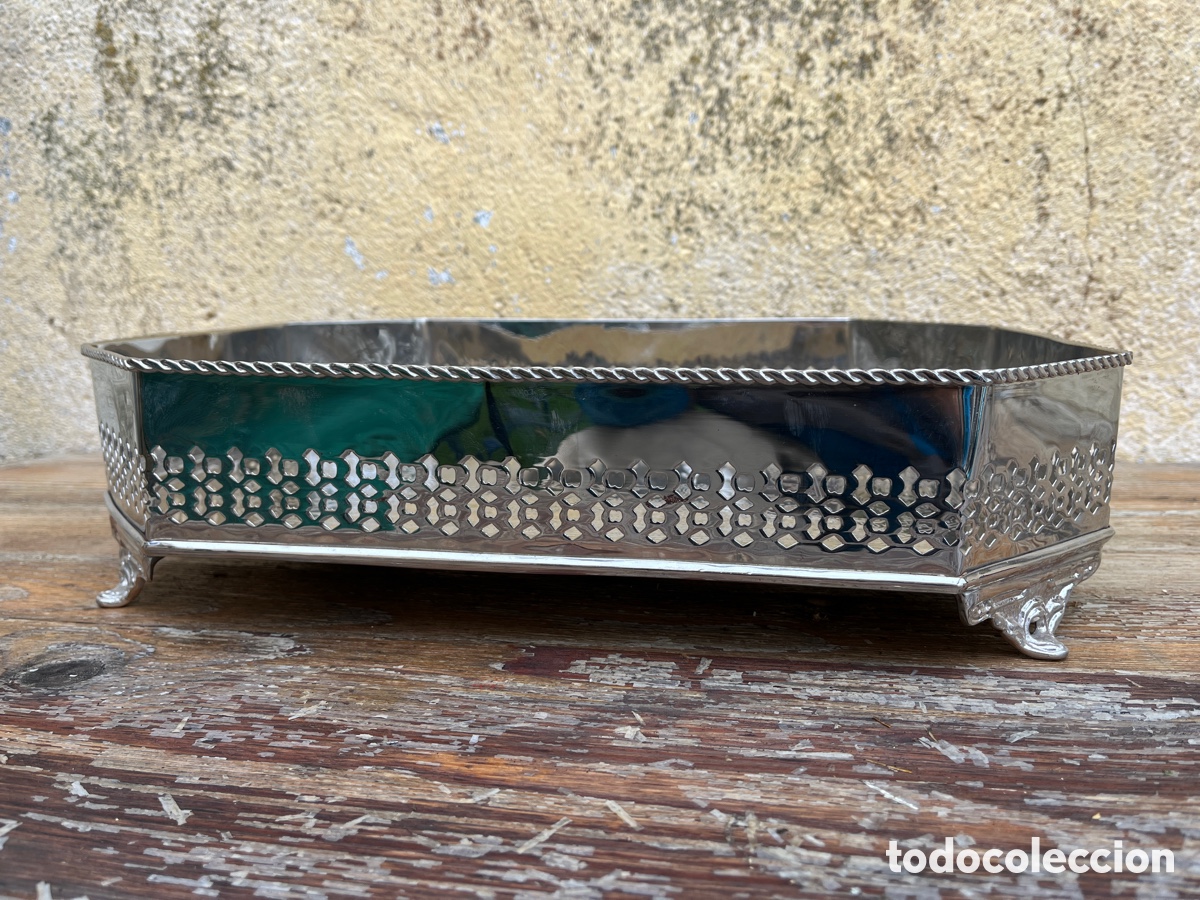 Vintage: AP Fuente de bonito dise&ntilde;o en metal plateado, est&aacute; nueva.