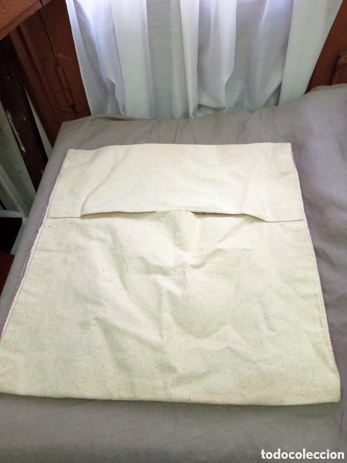 Vintage: Coj&iacute;n bordado a mano. - Foto 2
