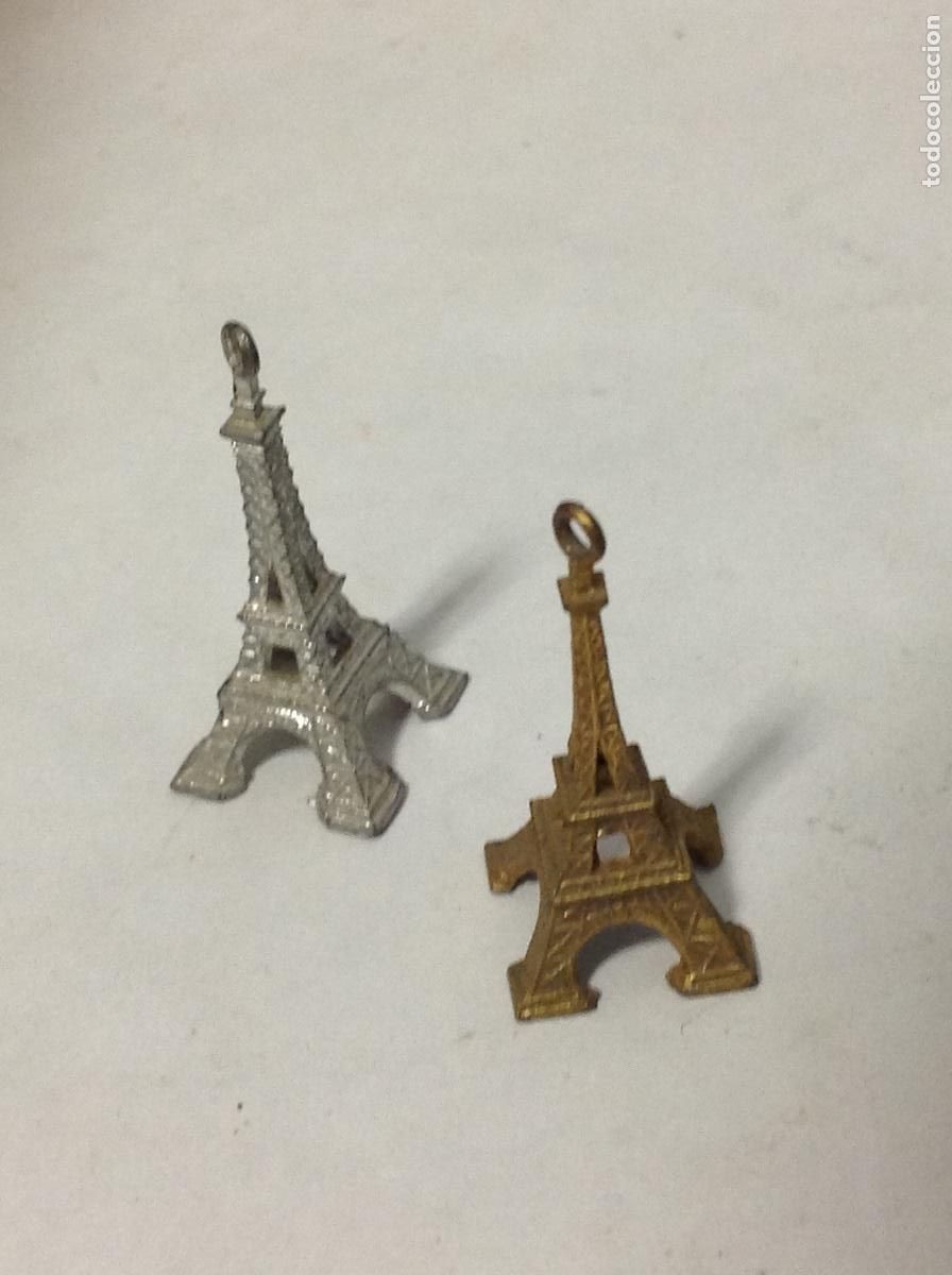 Vintage: Dos colgantes de Torre Eiffel de metal dorado y plateado. A&ntilde;os 30