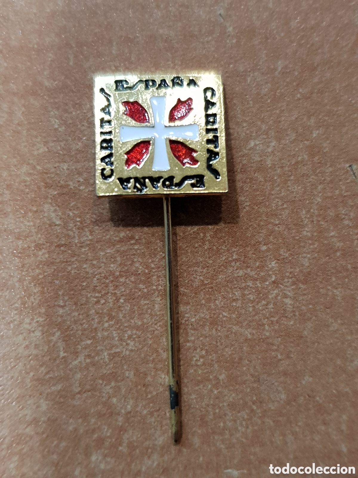 Vintage: Antiguo alfiler C&aacute;ritas - Foto 1