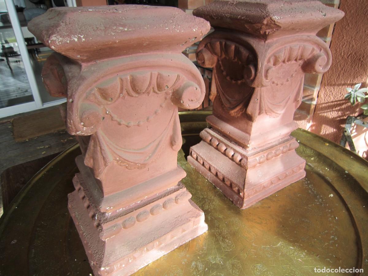 Vintage: Pareja de peanas de terracota firmadas
