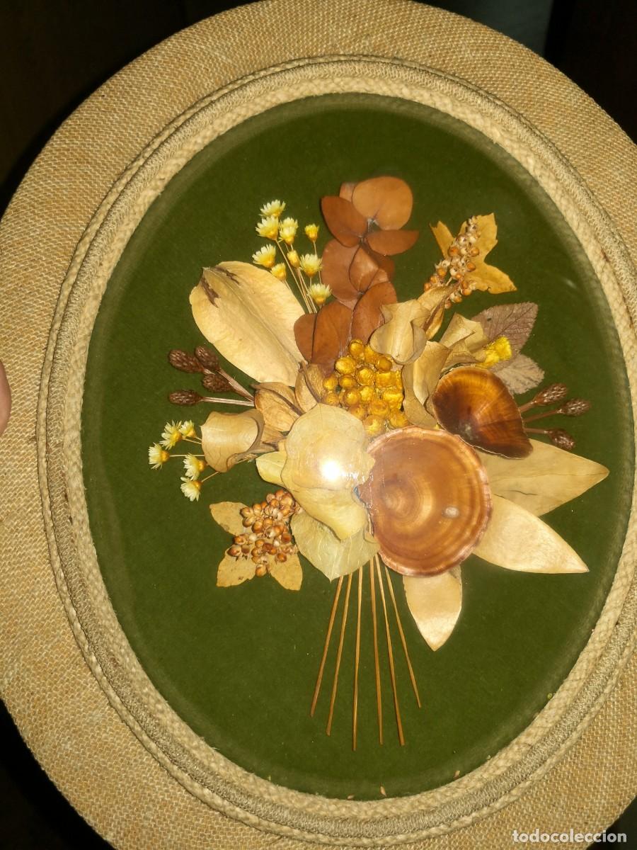 Vintage: Cuadro ovalado cristal curvo 39X33 cm flores secas marco tela de saco fondo terciopelo verde vintage