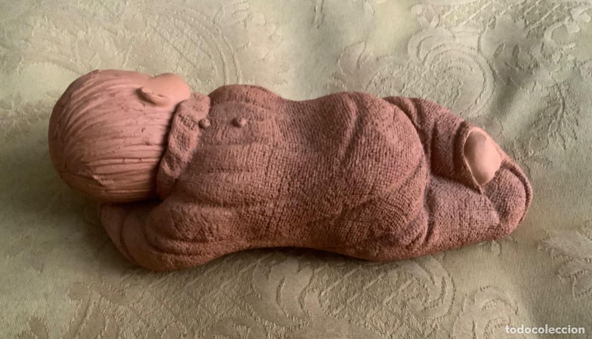 Vintage: BEBE DURMIENDO DE TERRACOTA - Foto 2