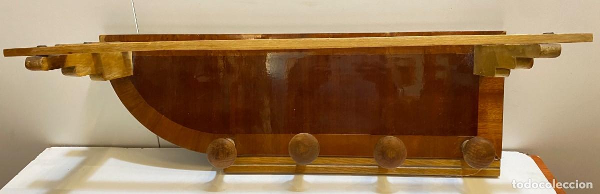 Vintage: PERCHERO PARED ANTIGUO DE MADERA CON REPISA - Foto 2