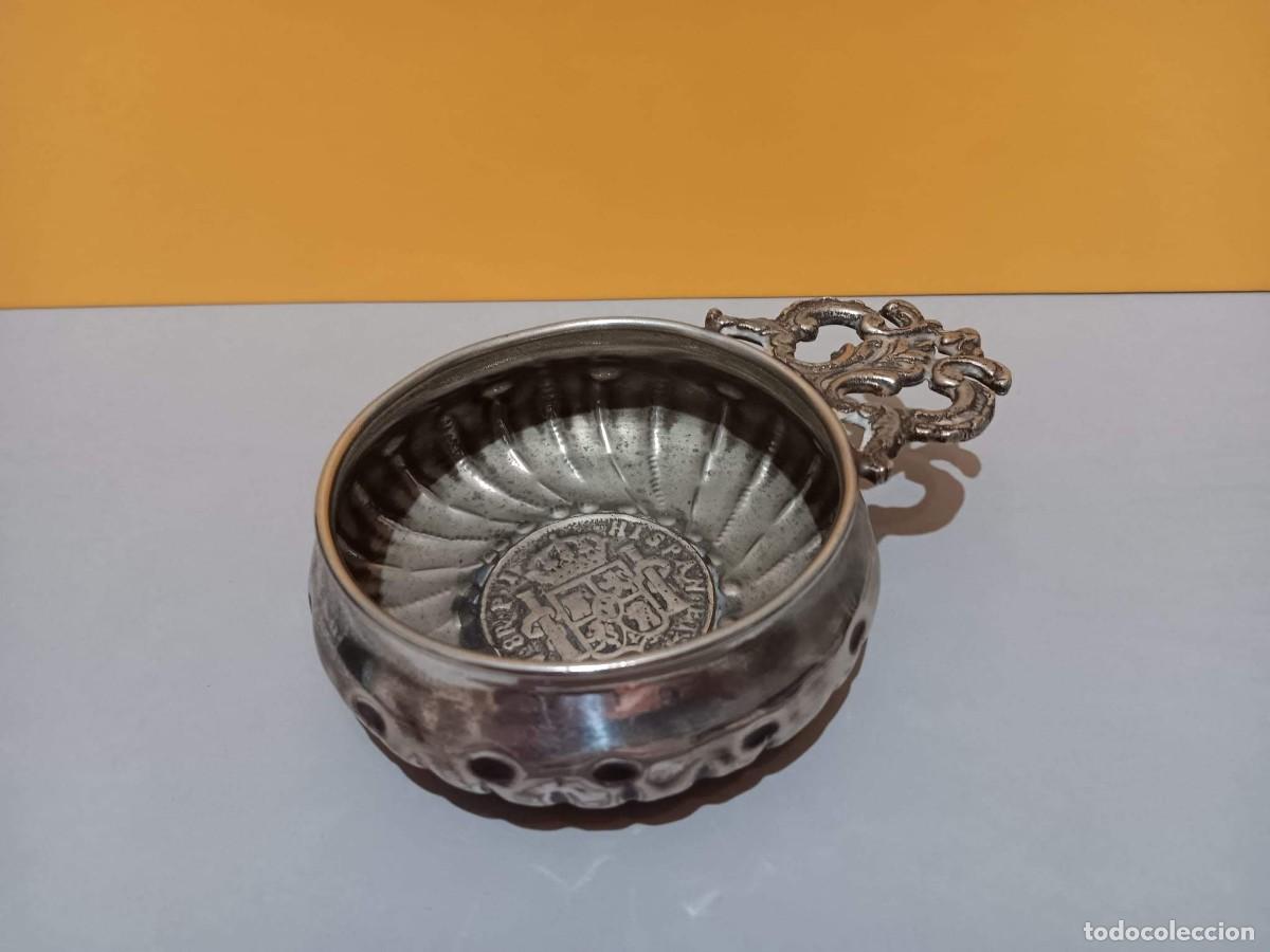 Vintage: Antiguo y precioso plato metal decantador repujado con moneda de carlos cuarto vintage