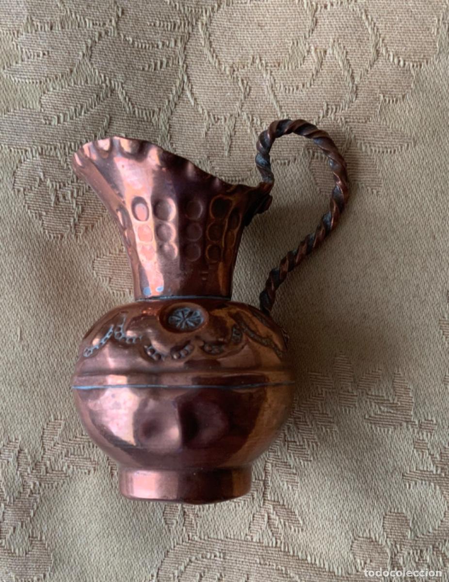 Vintage: 2 PEQUE&Ntilde;OS JARRONES DE COBRE LABRADOS y UN CUBO - Foto 2