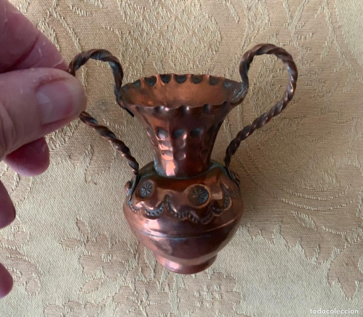 Vintage: 2 PEQUE&Ntilde;OS JARRONES DE COBRE LABRADOS y UN CUBO - Foto 3