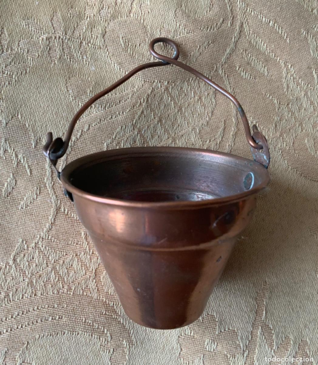 Vintage: 2 PEQUE&Ntilde;OS JARRONES DE COBRE LABRADOS y UN CUBO - Foto 4