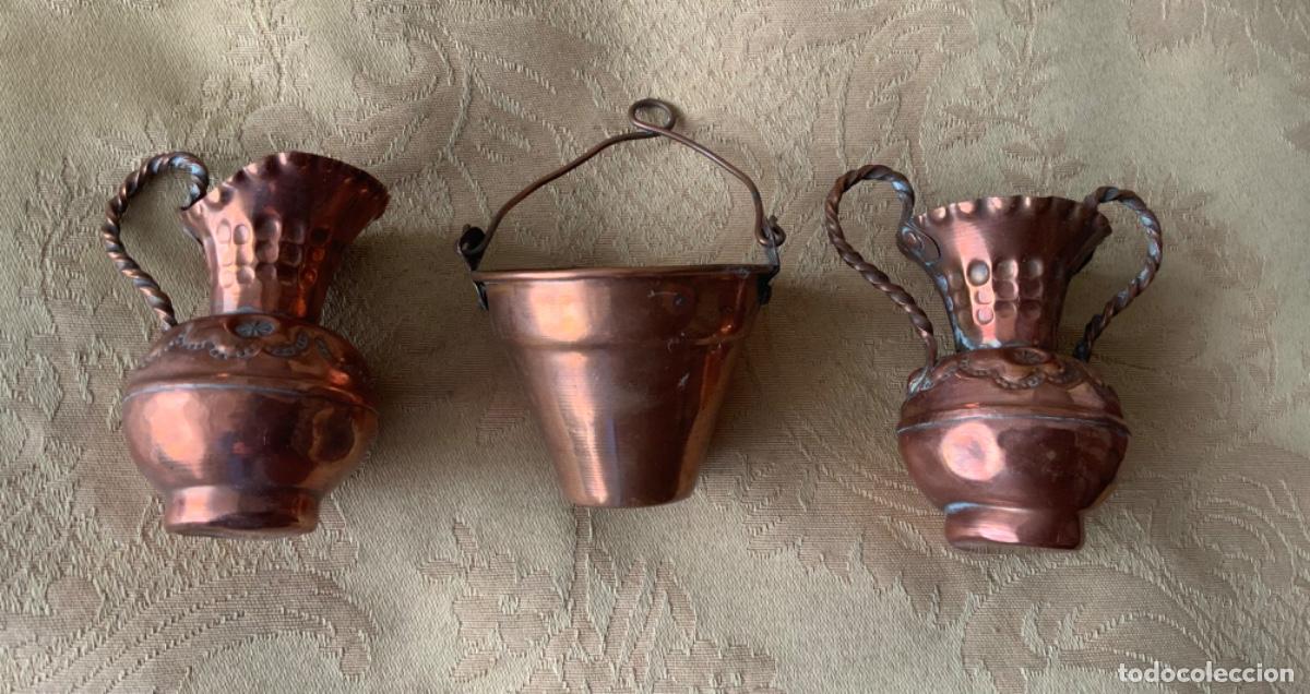 Vintage: 2 PEQUE&Ntilde;OS JARRONES DE COBRE LABRADOS y UN CUBO - Foto 5