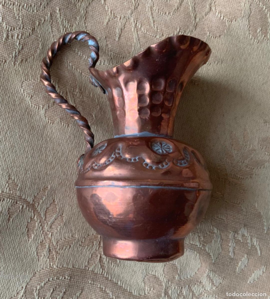 Vintage: 2 PEQUE&Ntilde;OS JARRONES DE COBRE LABRADOS y UN CUBO - Foto 9