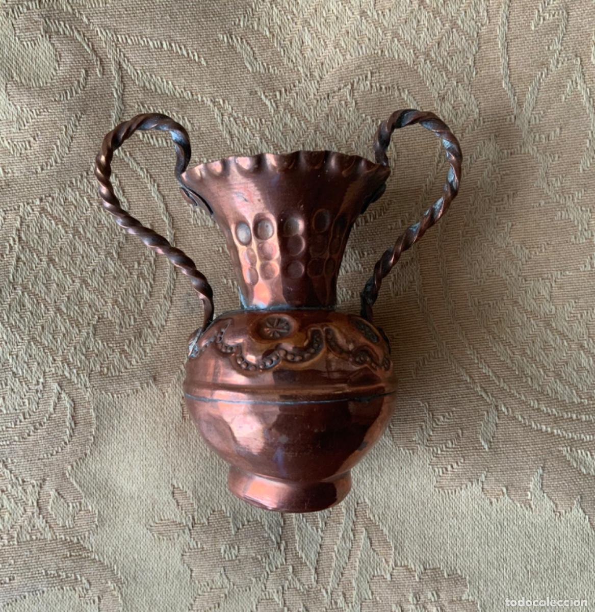 Vintage: 2 PEQUE&Ntilde;OS JARRONES DE COBRE LABRADOS y UN CUBO - Foto 10