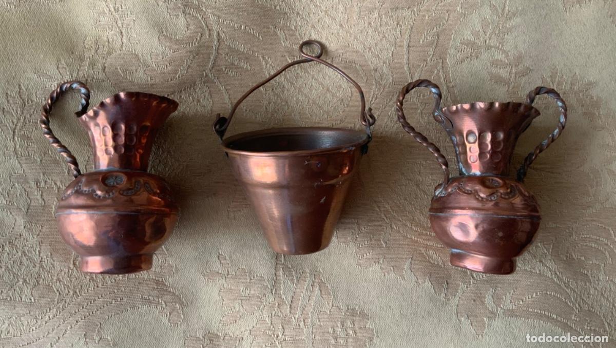 Vintage: 2 PEQUE&Ntilde;OS JARRONES DE COBRE LABRADOS y UN CUBO
