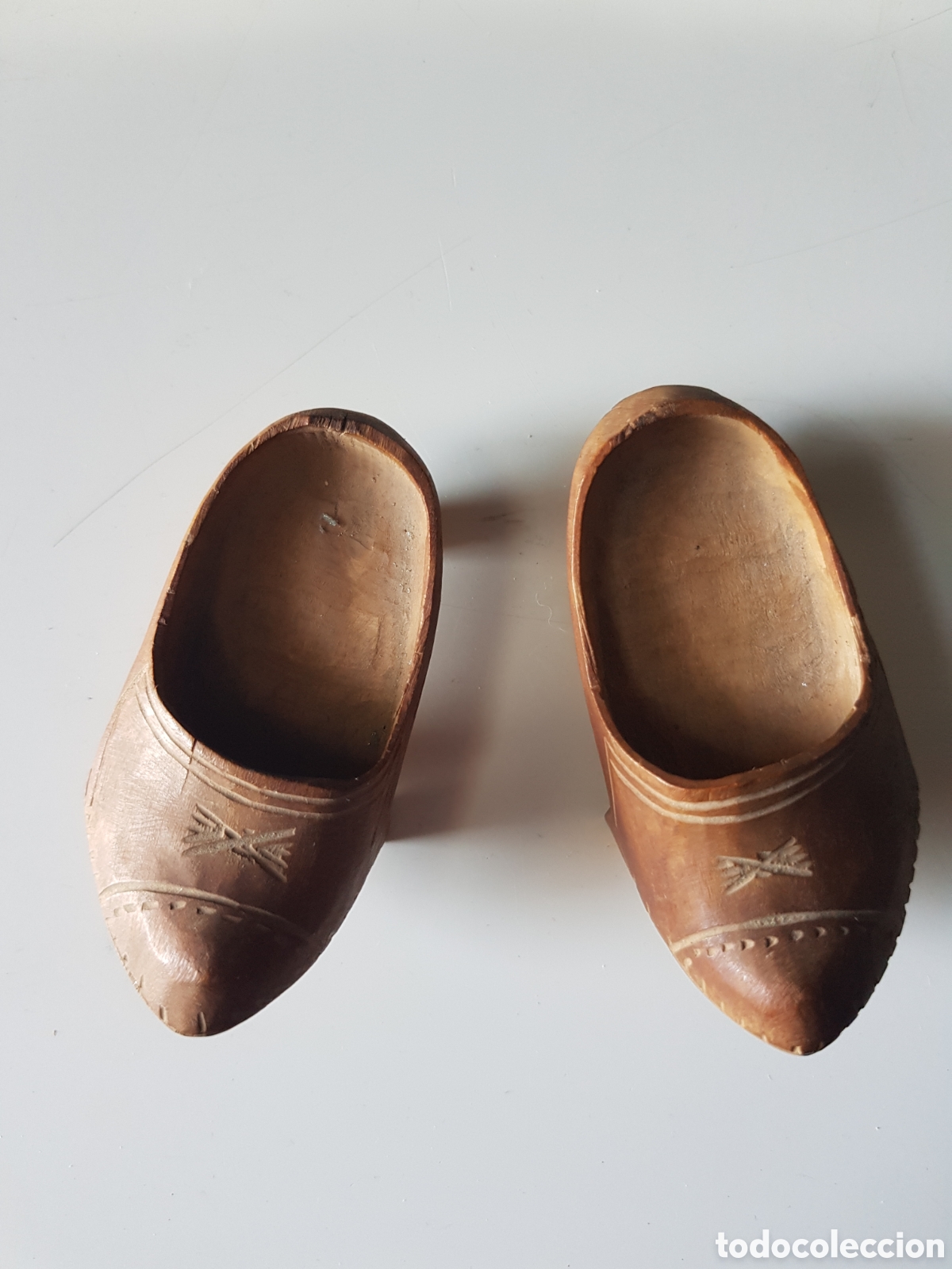 Vintage: Pareja de antiguos suecos tallados en madera.