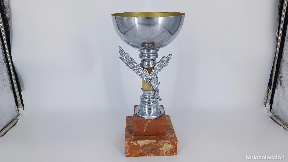 Vintage: Trofeo de metal en base de m&aacute;rmol - Foto 1