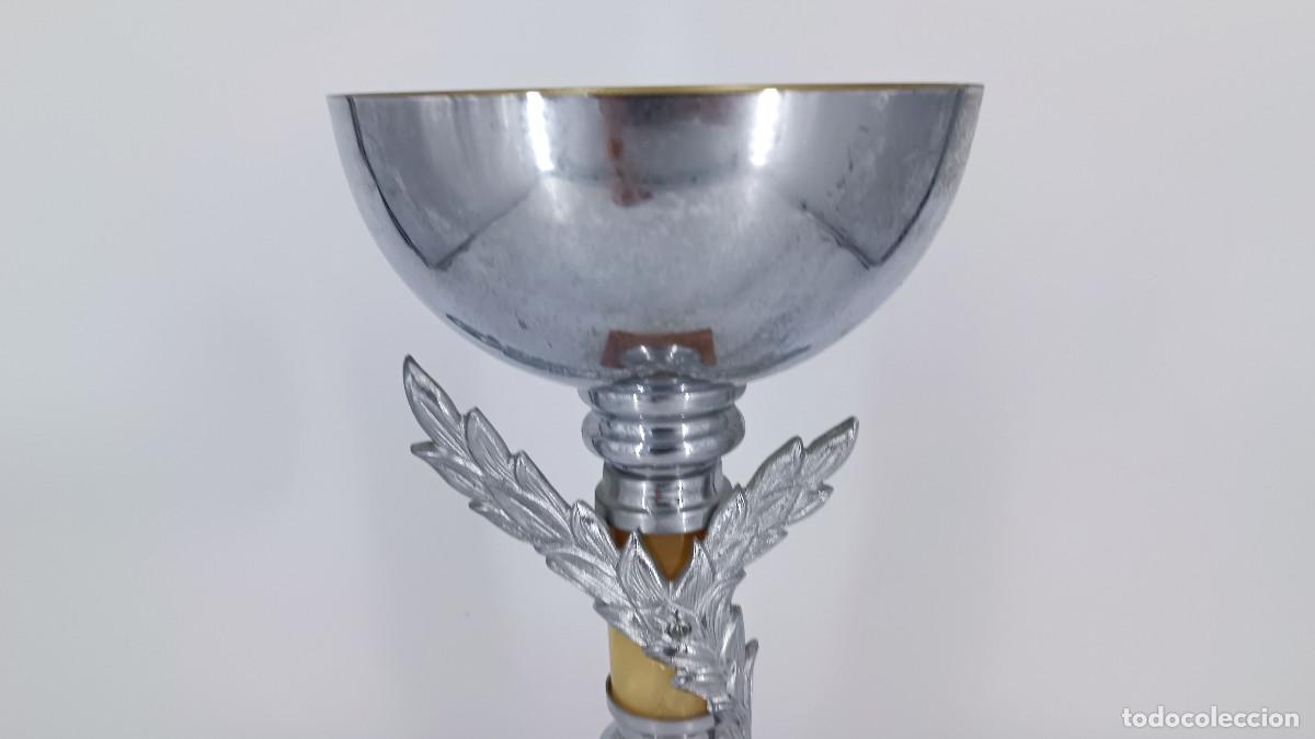 Vintage: Trofeo de metal en base de m&aacute;rmol - Foto 3