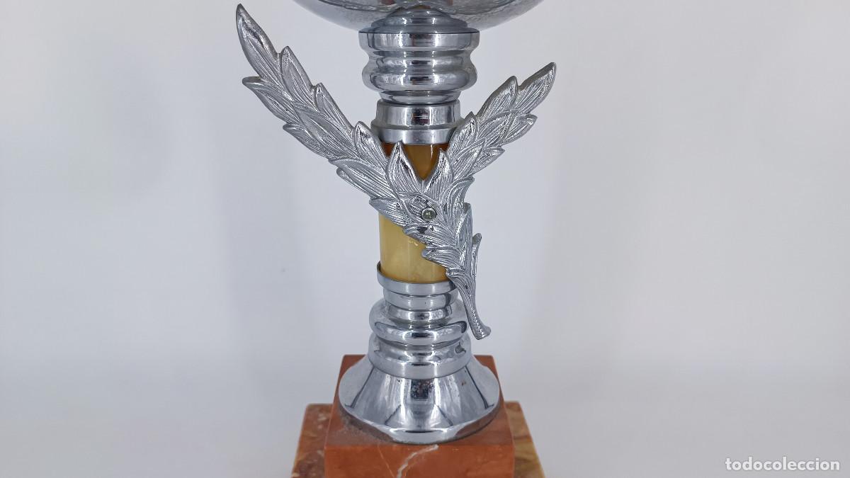 Vintage: Trofeo de metal en base de m&aacute;rmol - Foto 4