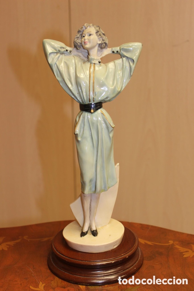 Vintage: Escultura de escayola pintada de mujer en traje verde.