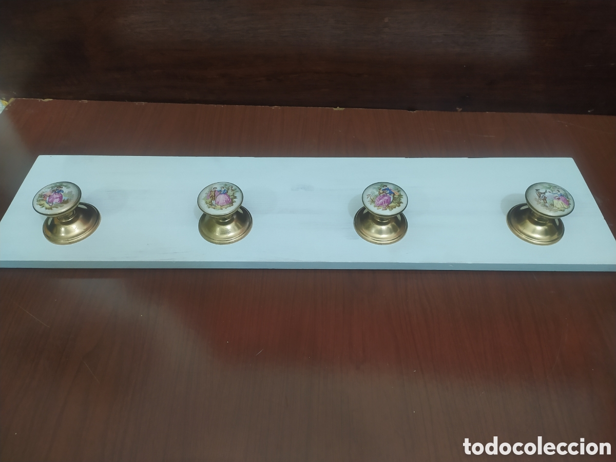 Vintage: Perchero de madera pomos de lat&oacute;n y ceramica