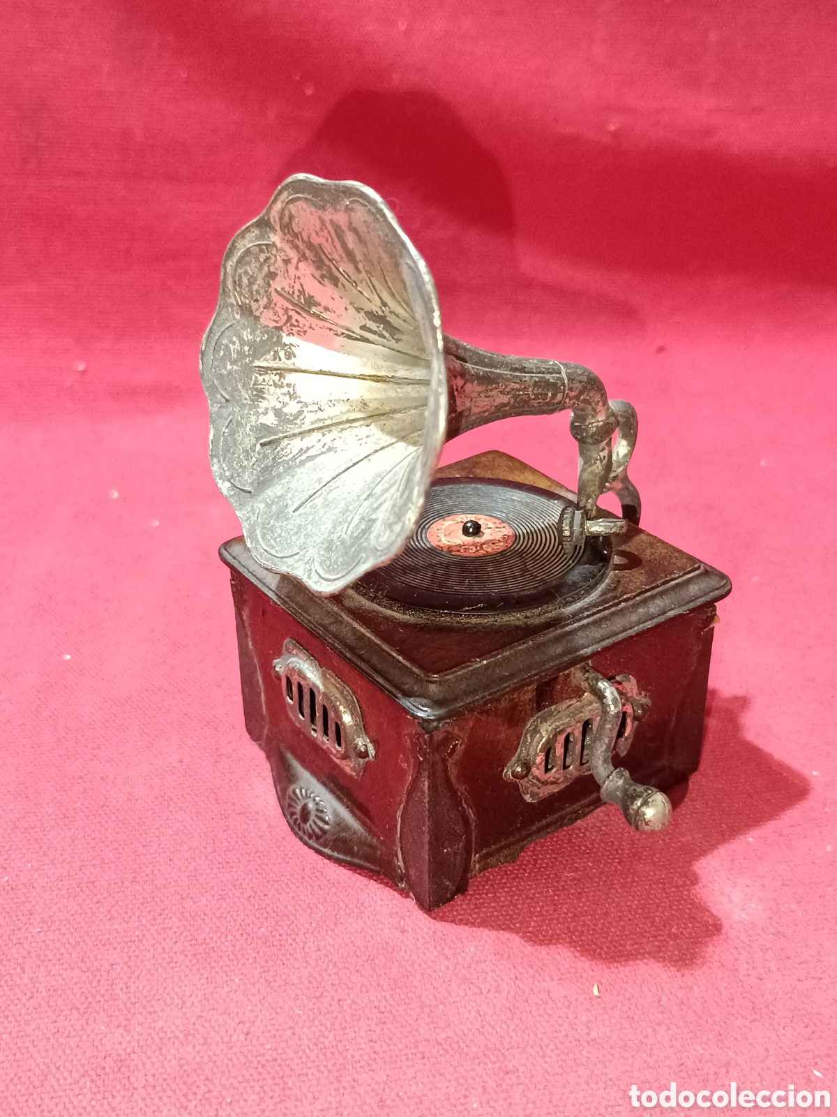 Vintage: Peque&ntilde;a caja de m&uacute;sica en forma de Gram&oacute;fono suena el Himno de Valencia
