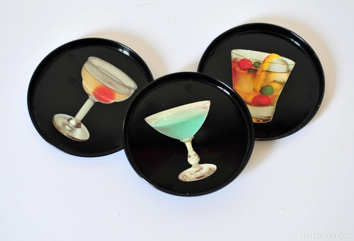 Vintage: 3 posavasos vintage de metal litografiado, Made in Finland. Con fotos y recetas de tragos